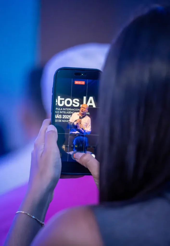 Participante gravando uma palestra do evento pelo celular