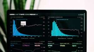 Profissional analisando a evolução do investimento em mídia paga em um painel